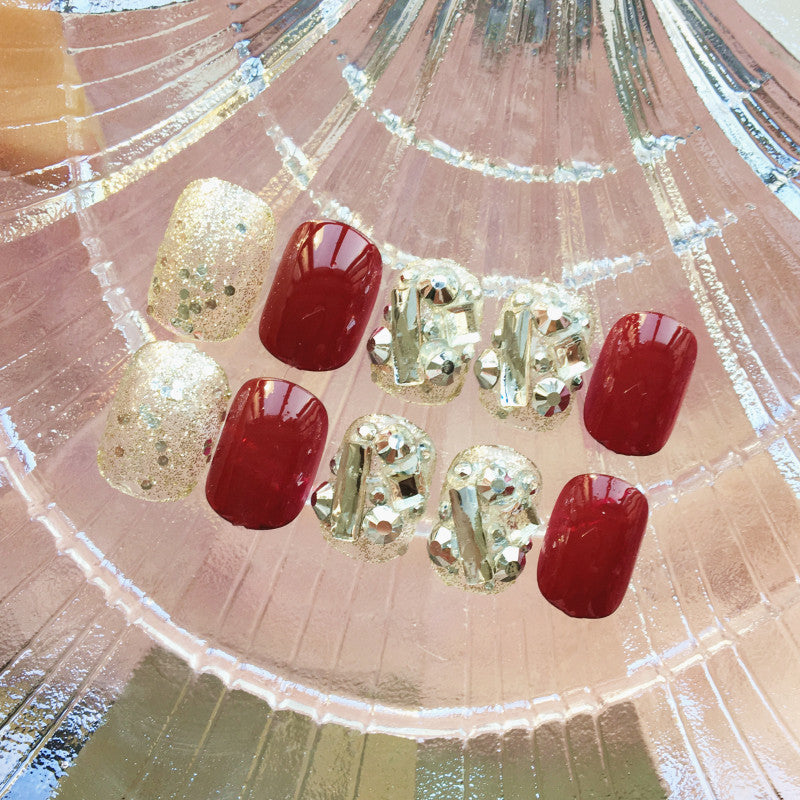 Kunstnägel mit luxuriöser Glitter- und Blumendesign Karnz