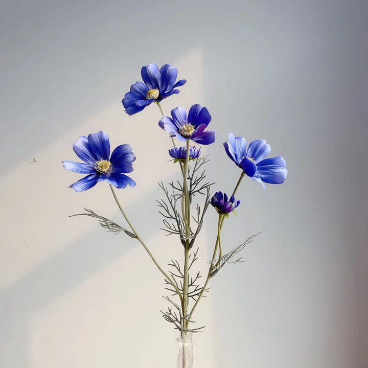 Lebensechte Cosmos-Blume Stiel