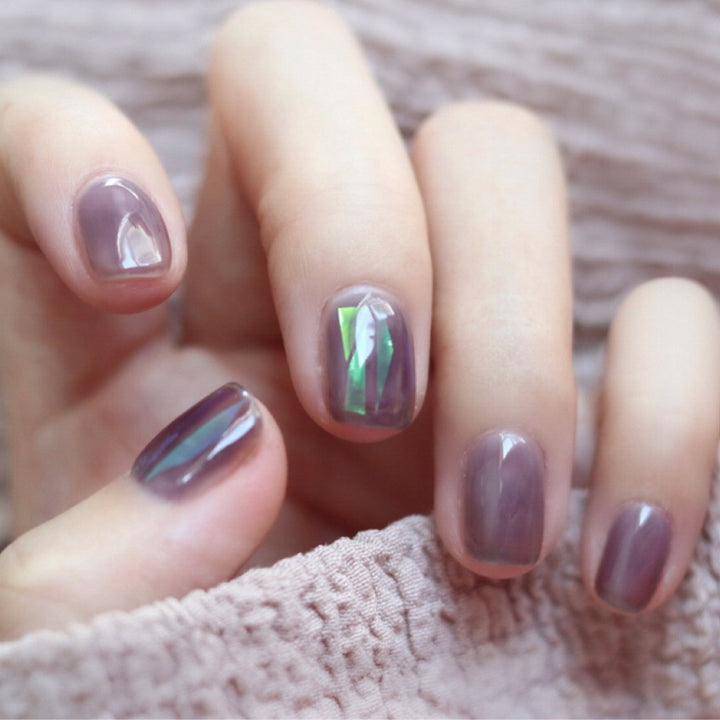 Kunstvolle Nagelverlängerungen mit elegantem Blattmuster Karnz