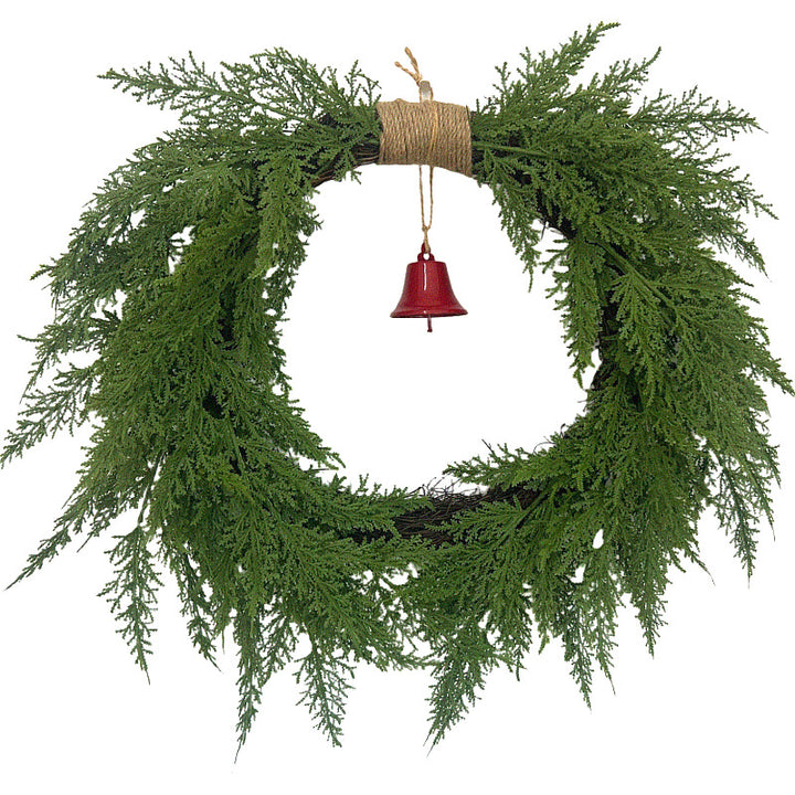 Weihnachtskranz mit Tannennadeln und Glocken