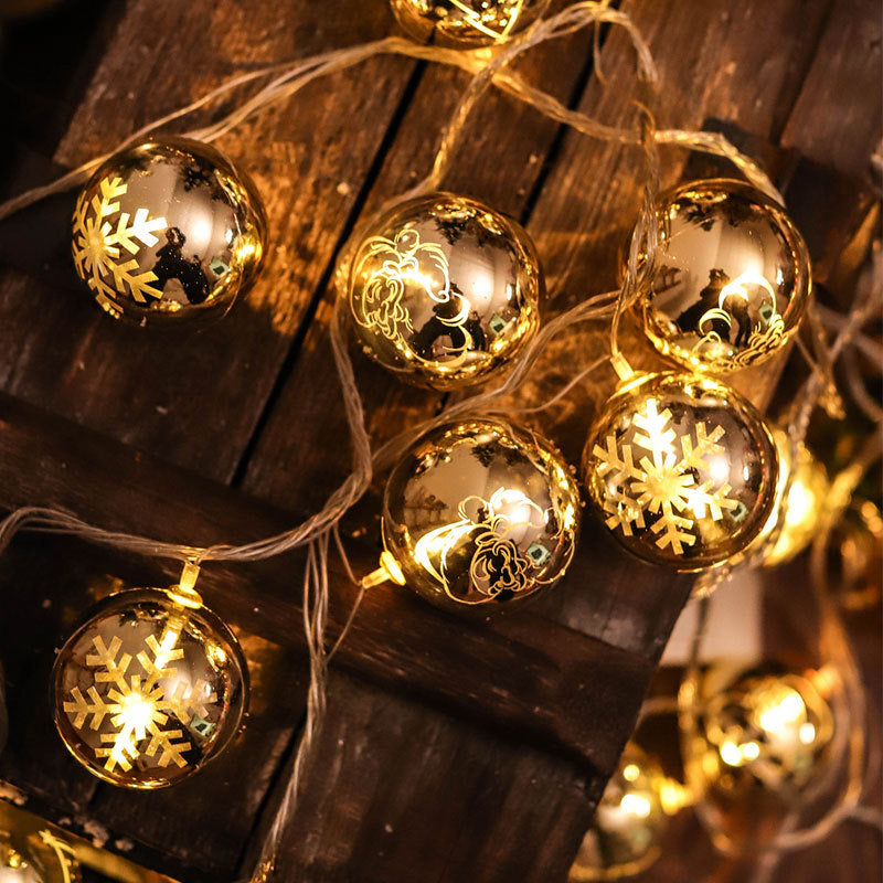 LED-Lichterkette mit Weihnachtsornamenten