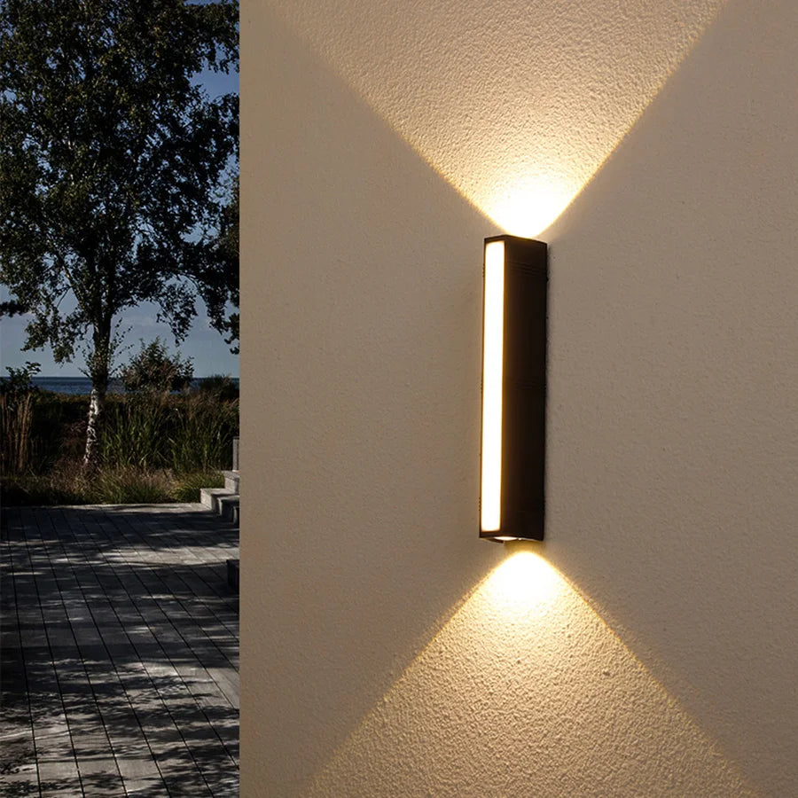 Wasserdichte LED-Wandlampe für Außenbereiche - GlowGuard, energieeffizient und wetterbeständig, ideal für Terrasse und Garten | Karnz