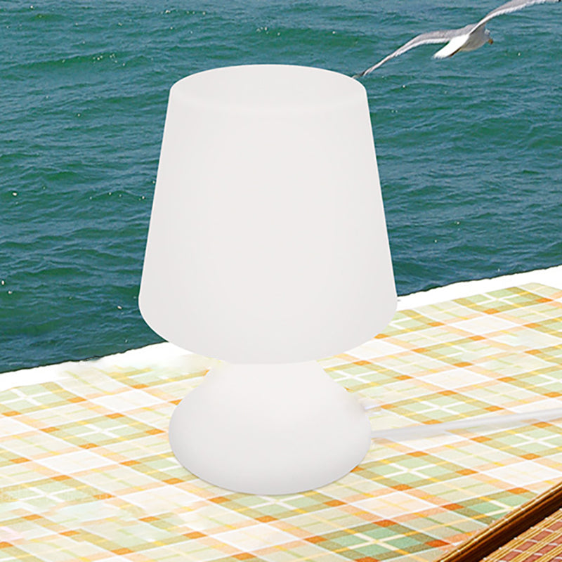 Moderne Minimalistische PE Becherform USB LED Tischlampe Nachtlicht für Außenpatio | Karnz