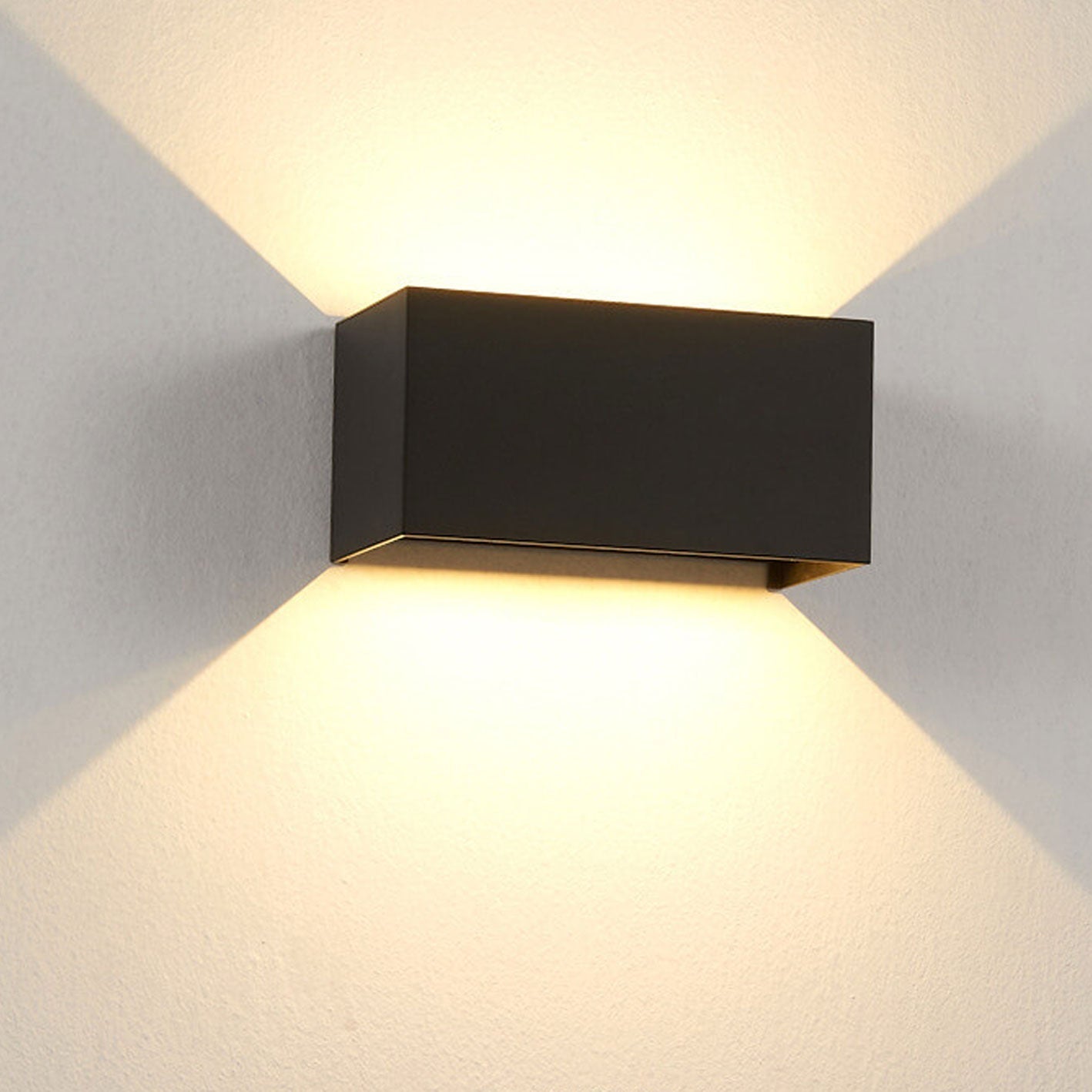 Moderne, wasserdichte, rechteckige LED-Wandleuchte für den Außenbereich mit nach oben und unten gerichteter Beleuchtung.