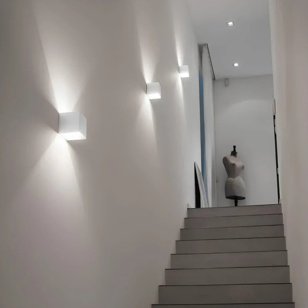 Moderne Wandleuchte aus schwarzem Aluminium