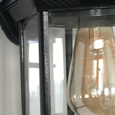 Traditioneller Vintage sechseckiger Schloss-Aluminium-Glas 1-Licht Außenwandlaterne für Garten | Karnz
