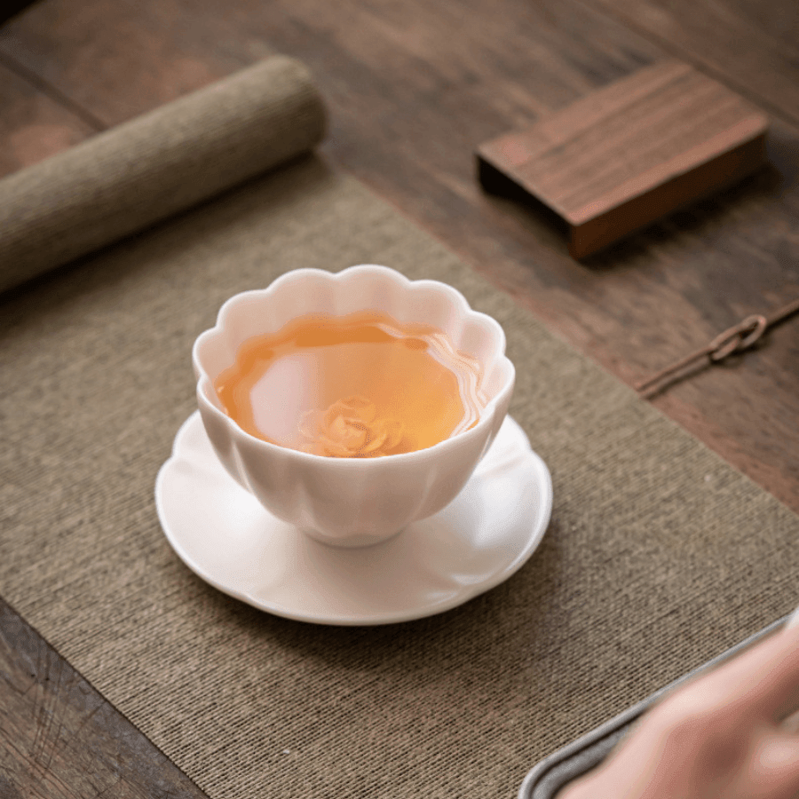 Handgefertigte Keramiktasse mit eingebetteter Keramikrose | Karnz