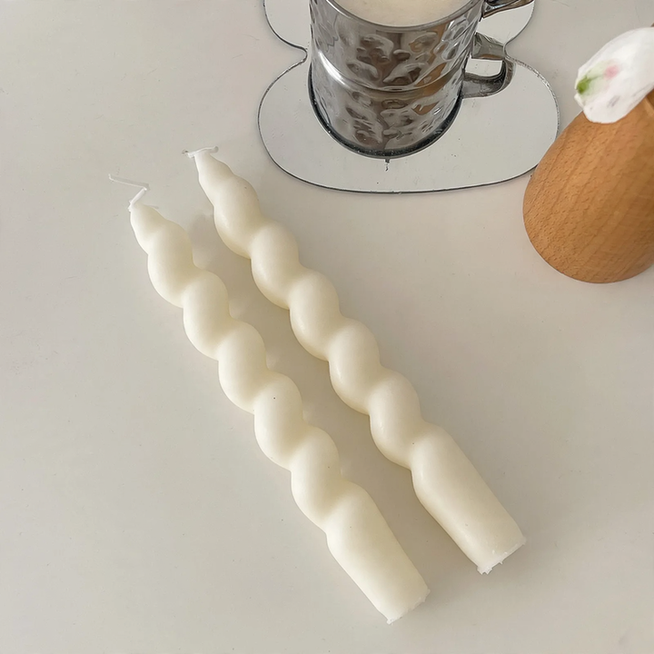 Dekorativer Kerzenhalter aus Glas und Holz