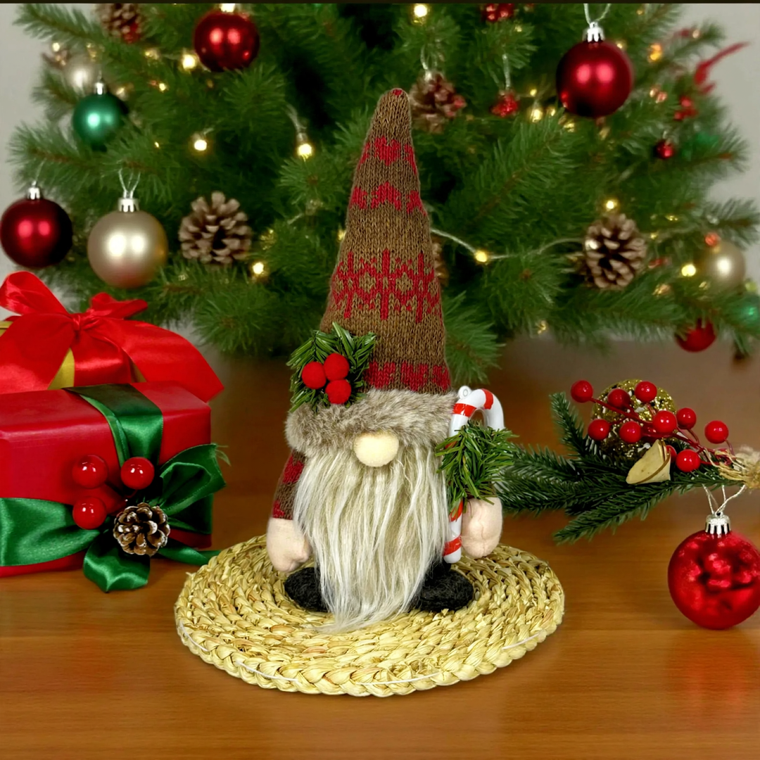 Weihnachts-Wichtelfigur mit Strickmütze und Tannenzweig