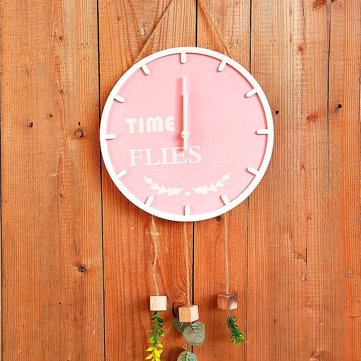 Dekorative Wanduhr mit hängendem Grünzeug