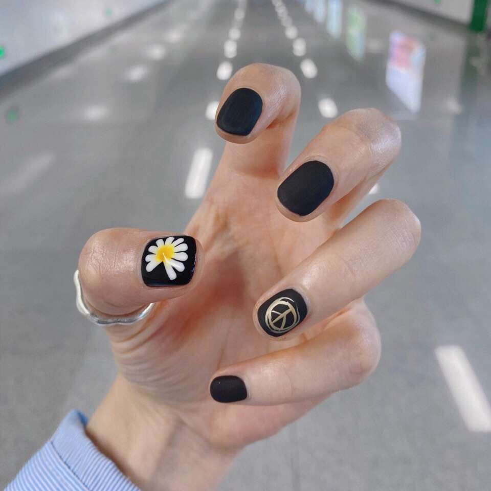 Kunstnägel mit floralem Motiv und mattem Finish Karnz