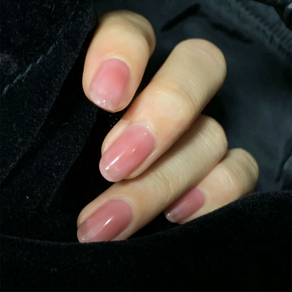 Elegante Kunstnägel im natürlichen Look Karnz