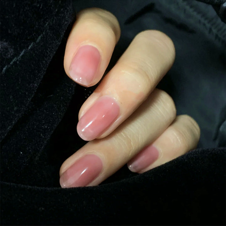 Elegante Kunstnägel im natürlichen Look Karnz