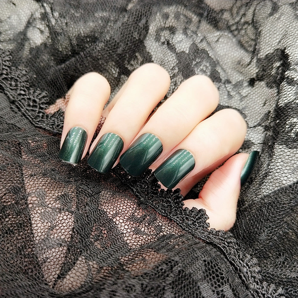 Glänzende Nagelwickel für elegante Maniküre