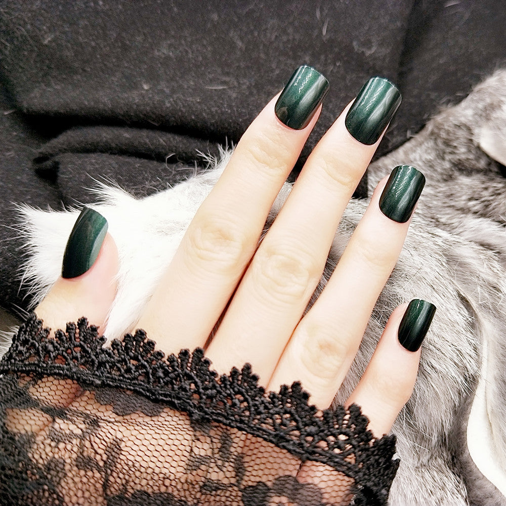 Glänzende Nagelwickel für elegante Maniküre