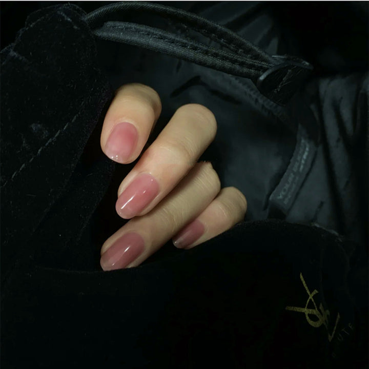 Elegante Kunstnägel im natürlichen Look Karnz