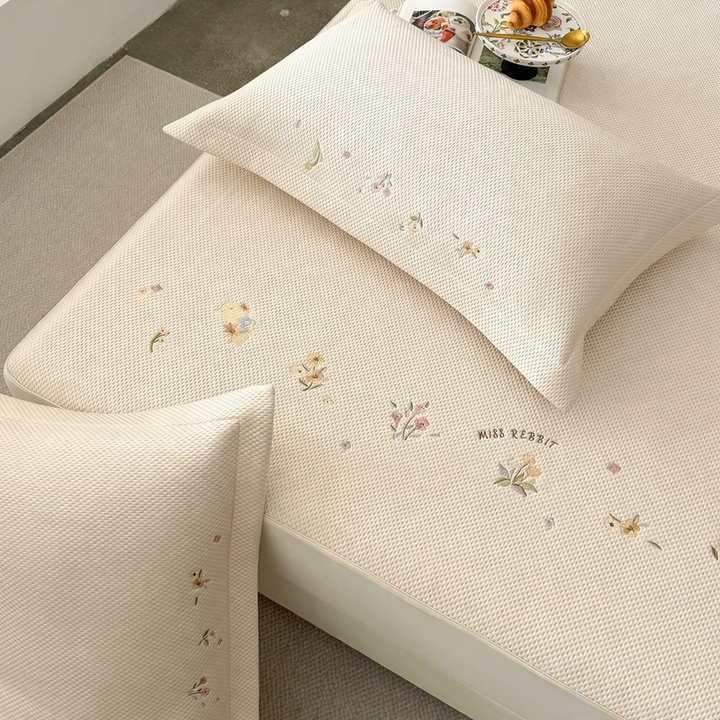 Bestickte Bettlaken mit Blumenmuster und Kissenbezügen