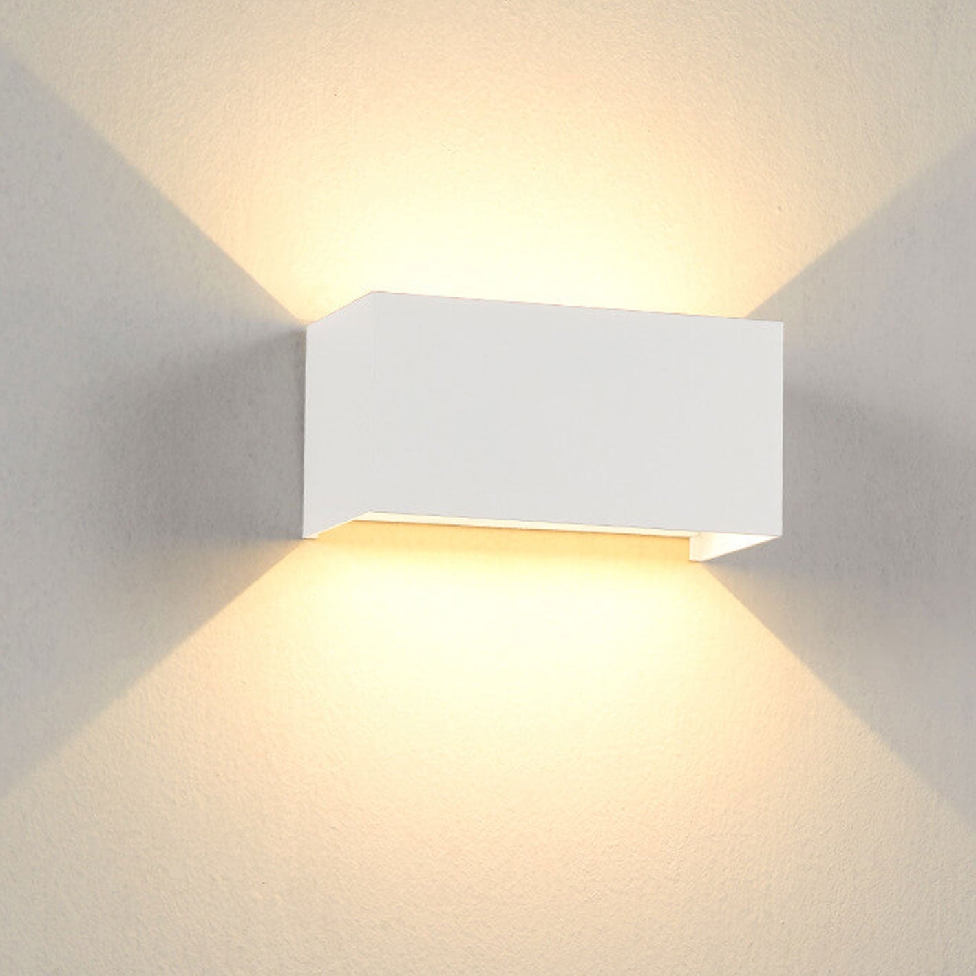 Moderne, wasserdichte, rechteckige LED-Wandleuchte für den Außenbereich mit nach oben und unten gerichteter Beleuchtung.