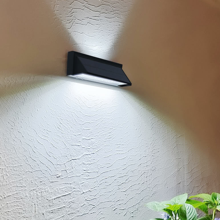 Wasserdichte, rechteckige LED-Wandleuchte für den Außenbereich mit Solarbetrieb, ideal für Terrasse und Garten.