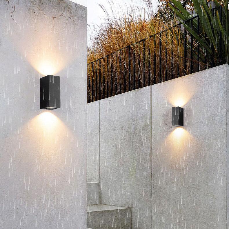 Moderne, schlichte, wasserdichte 2-flammige Wandleuchte aus Aluminium und Glas im Zylinderdesign für den Außenbereich