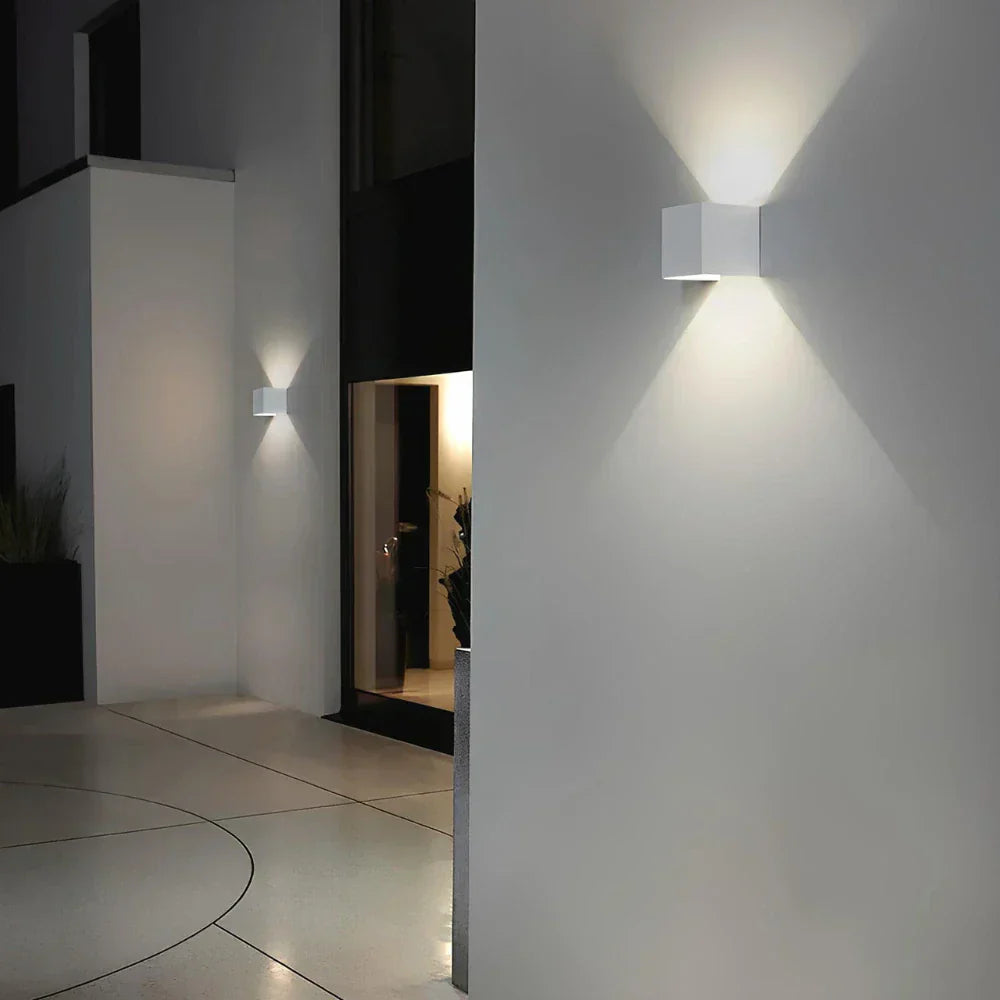 Moderne Wandleuchte aus schwarzem Aluminium