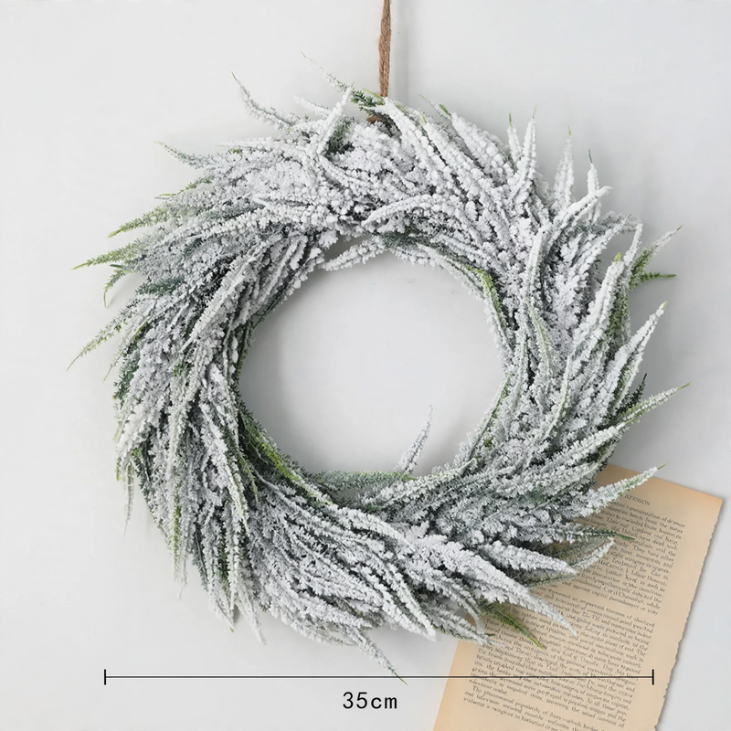 Dekorativer Weihnachtskranz im nordischen Stil mit Schnee-Optik