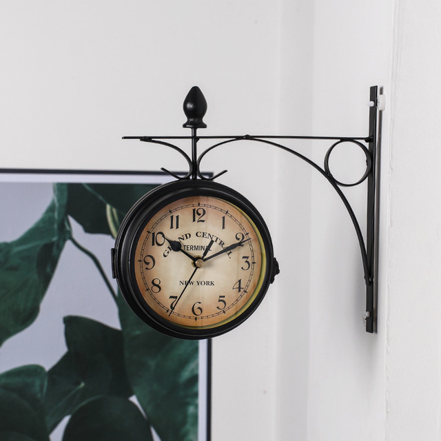 Doppelseitige Wanduhr im Vintage Design, Klassische Uhr für Wohnzimmer und Flur | Karnz