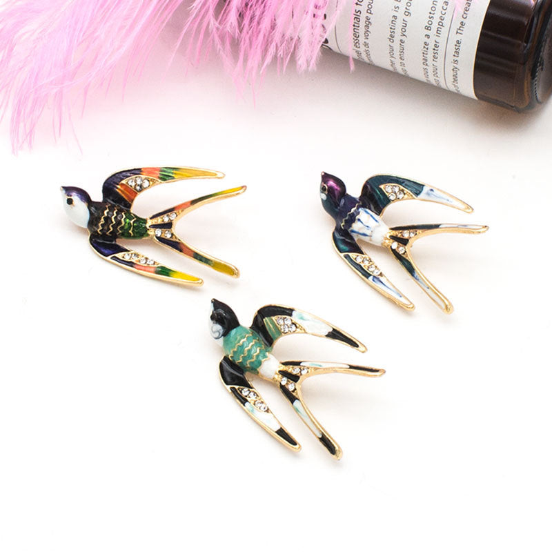 Emaillierte Vogel Brosche Karnz