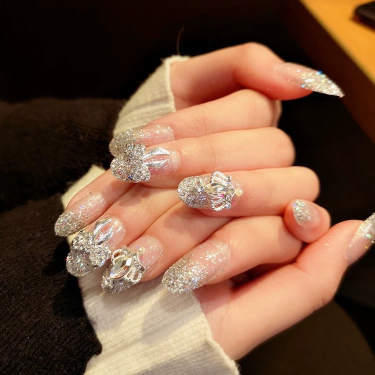 Kunstnägel mit funkelnden Strass- und Glitzerakzenten Karnz