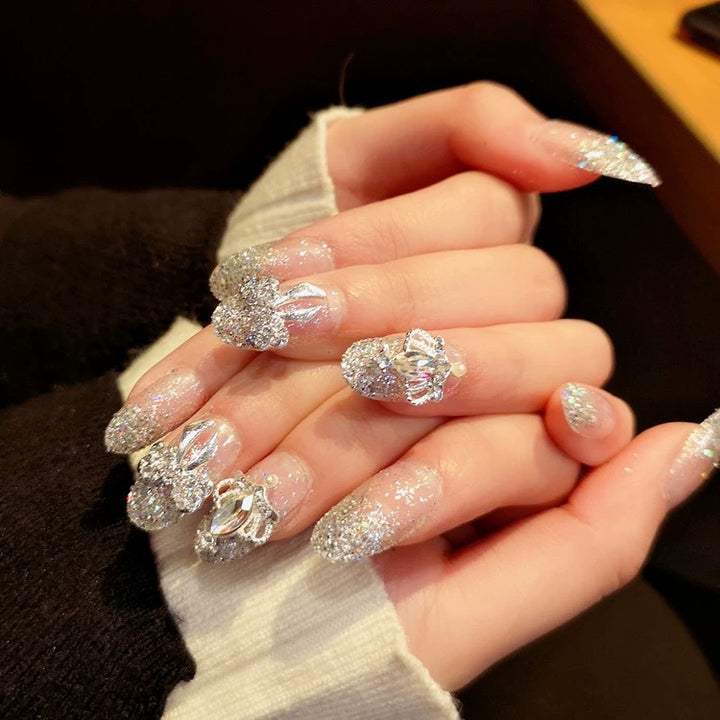 Kunstnägel mit funkelnden Strass- und Glitzerakzenten Karnz