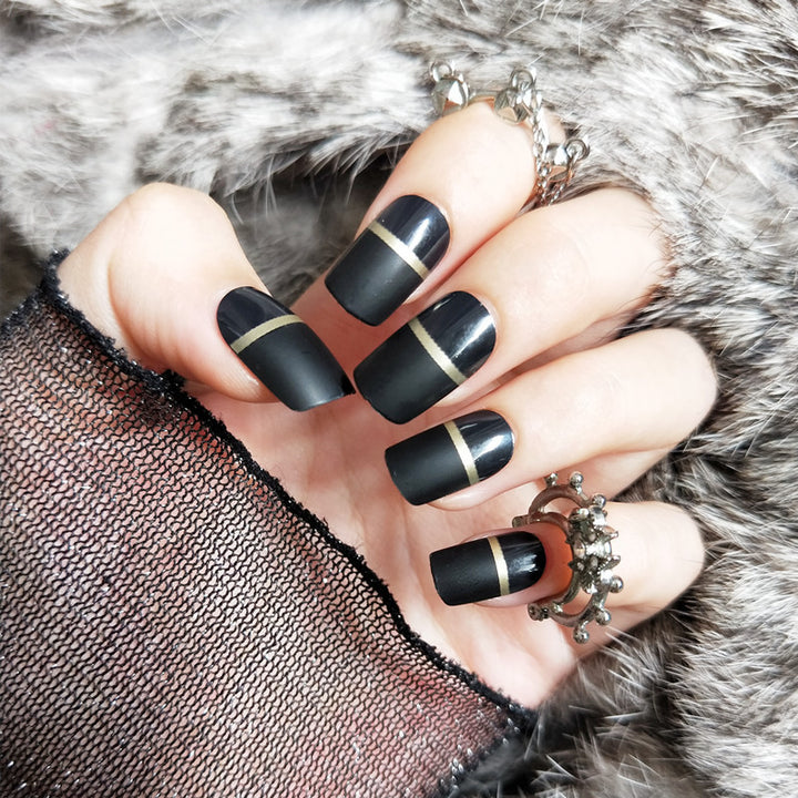 Stylisches Mattes Press-On Nagelset mit goldenen Akzenten