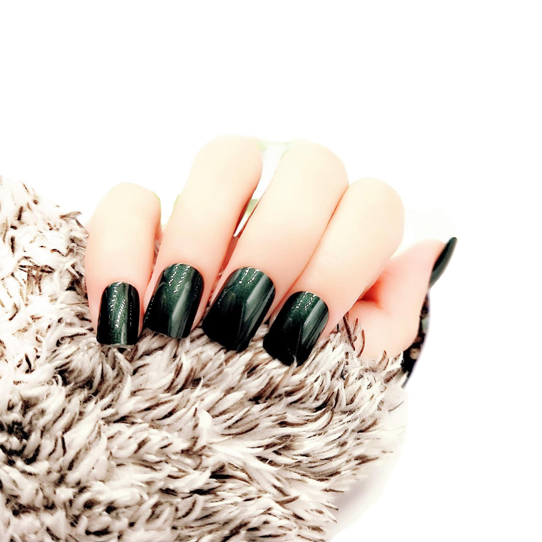 Glänzende Nagelwickel für elegante Maniküre