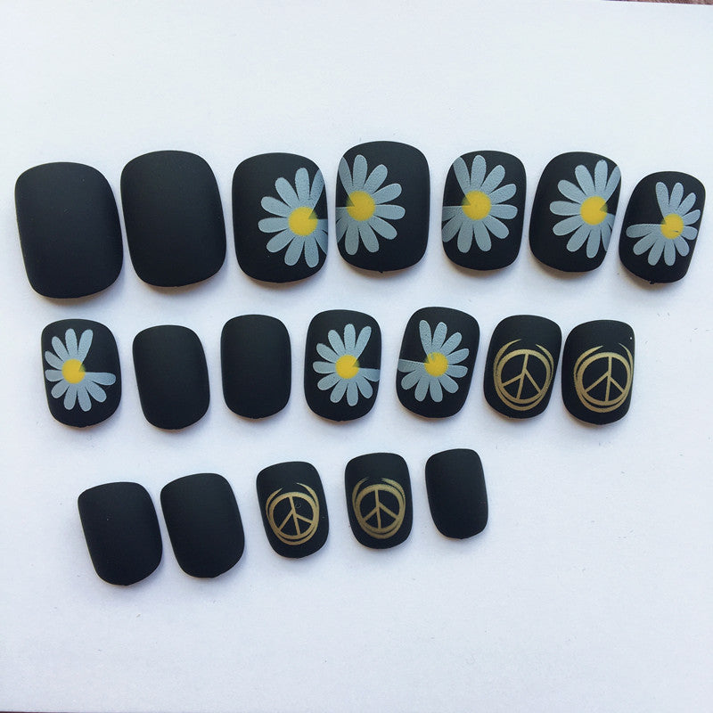Kunstnägel mit floralem Motiv und mattem Finish Karnz