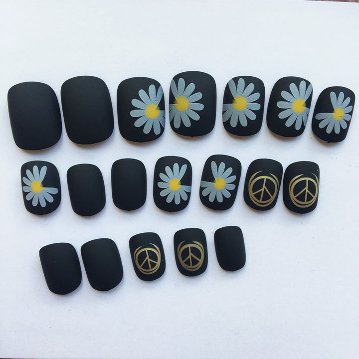 Kunstnägel mit floralem Motiv und mattem Finish Karnz