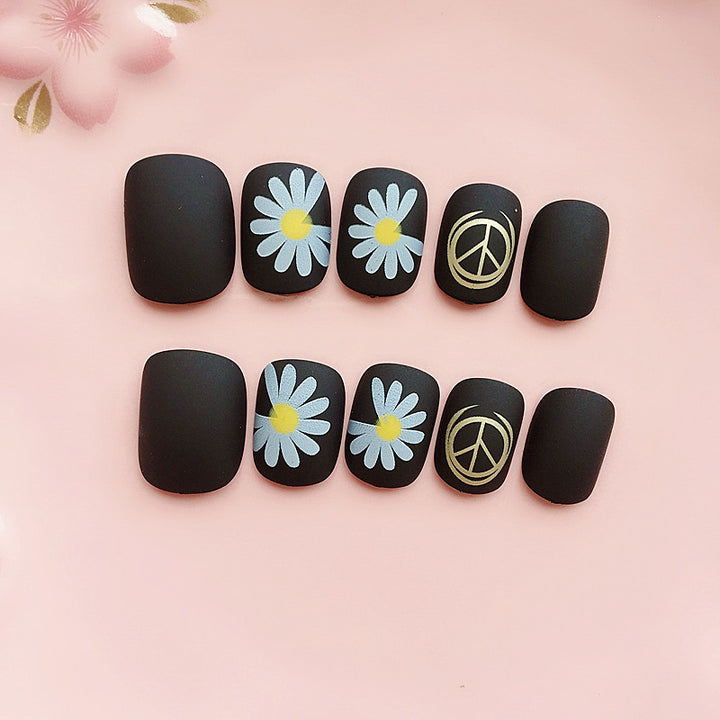 Kunstnägel mit floralem Motiv und mattem Finish Karnz