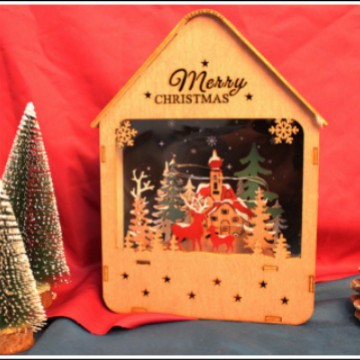 Beleuchtetes Holzhaus mit weihnachtlichem Motiv