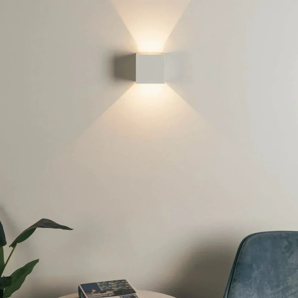 Moderne Wandleuchte aus schwarzem Aluminium