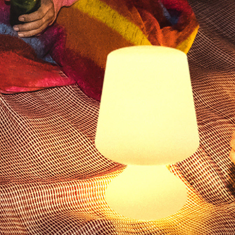 Moderne Minimalistische PE Becherform USB LED Tischlampe Nachtlicht für Außenpatio | Karnz