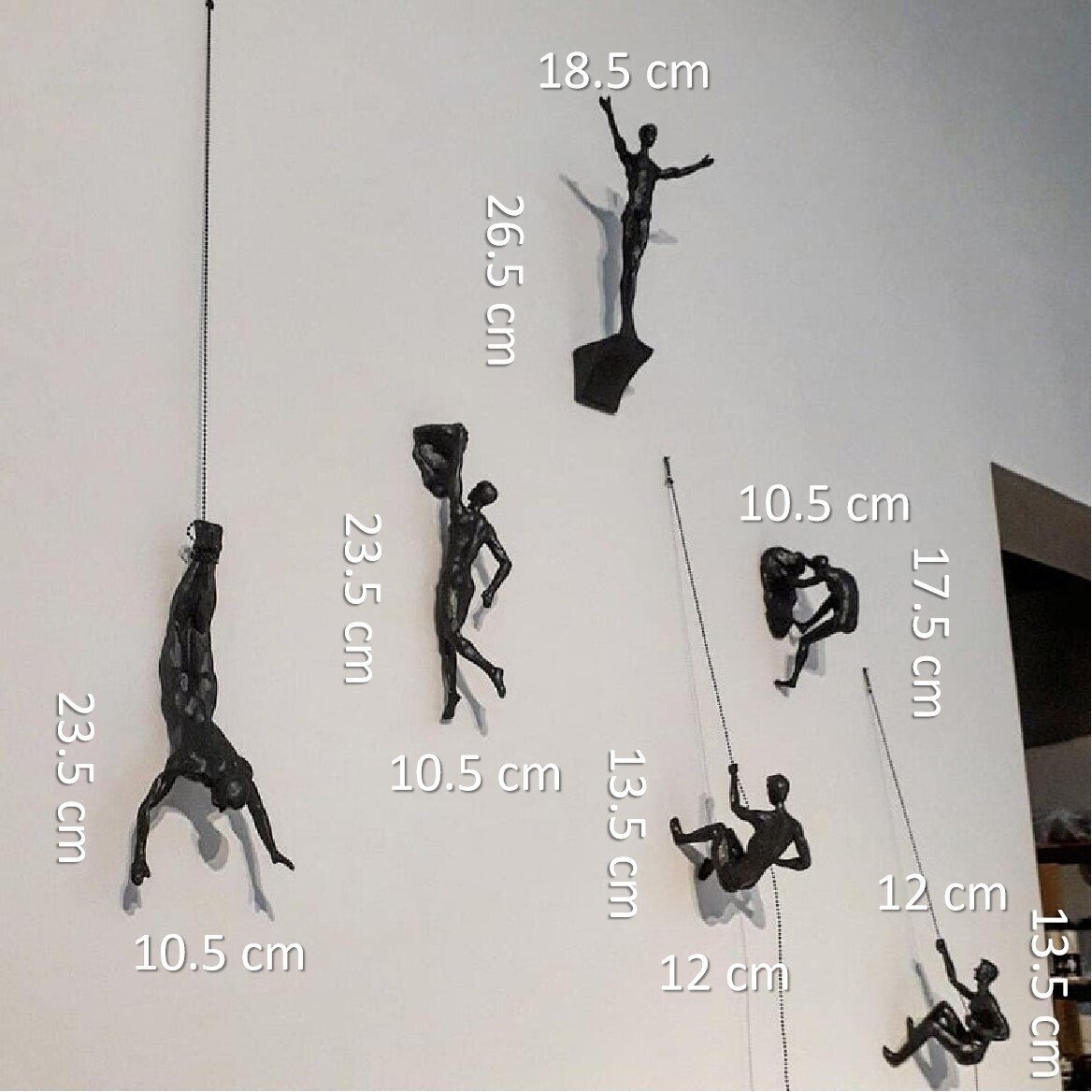 Skulptur eines kletternden Mannes | Moderne Wandkunst aus Kunstharz | Kreative Hängefigur