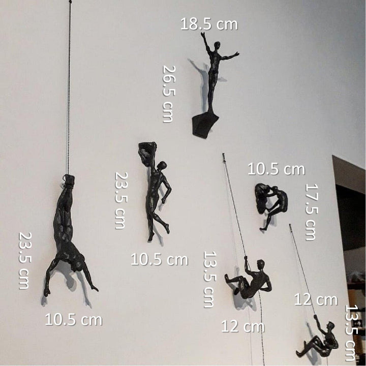 Skulptur eines kletternden Mannes | Moderne Wandkunst aus Kunstharz | Kreative Hängefigur
