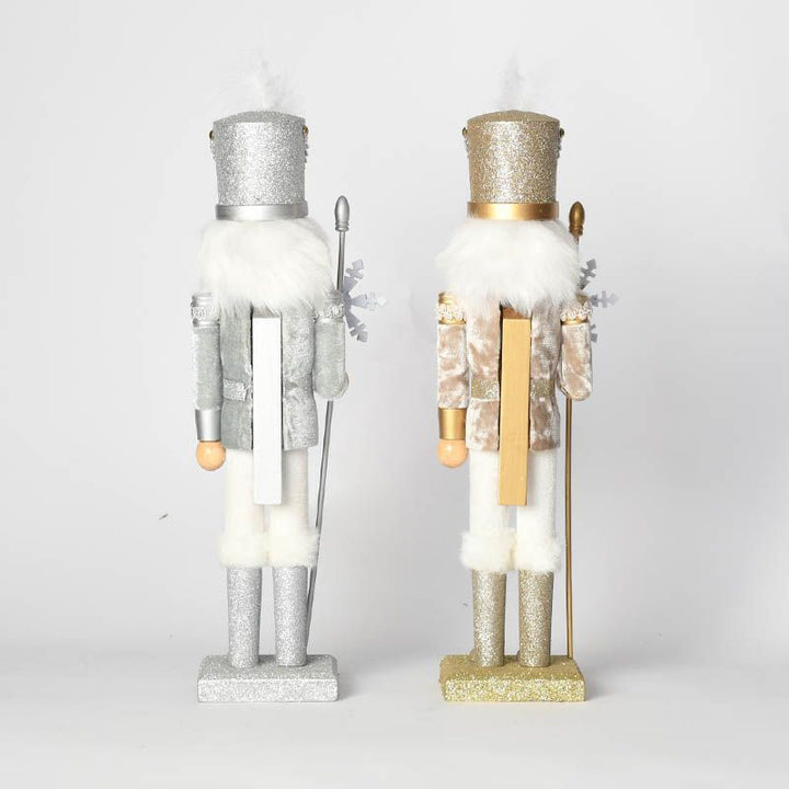 Dekorative Nussknacker-Figur aus Holz mit Schneeflocken-Design