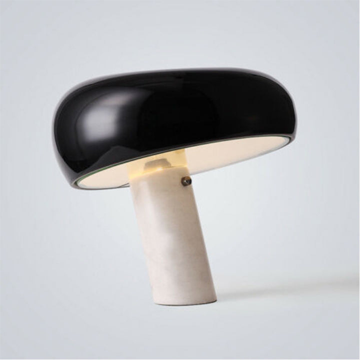 Stylische moderne Tischlampe mit schlankem Fuß