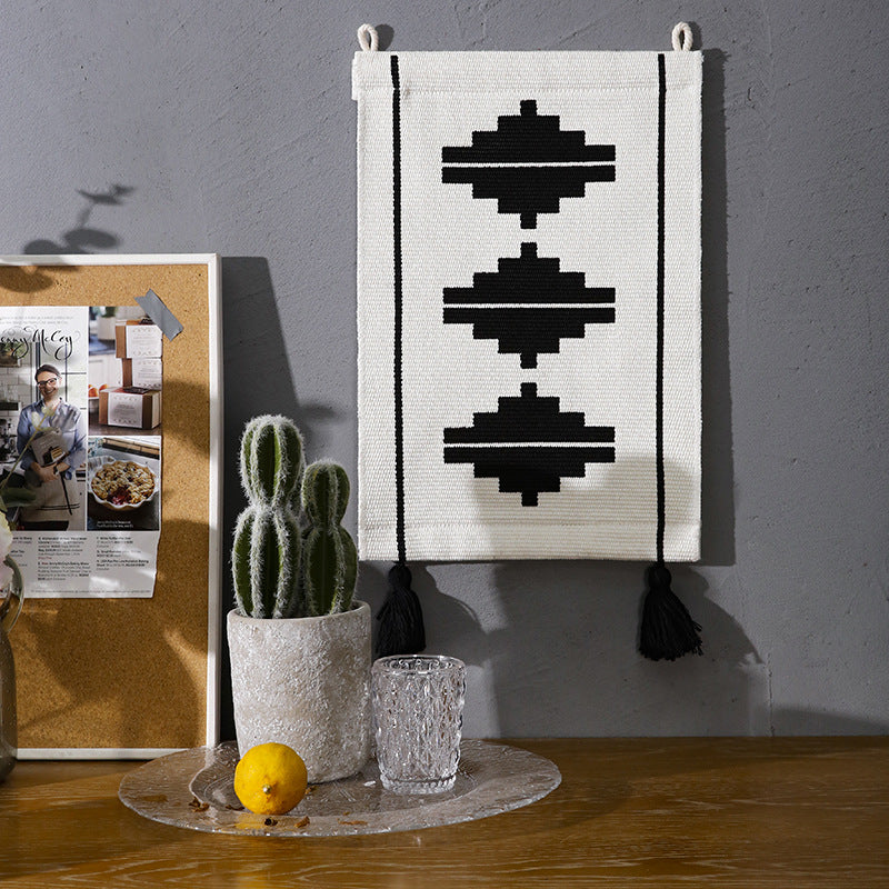 Gewebter Wandbehang mit grafischem Ethno‑Relief und Quasten Karnz