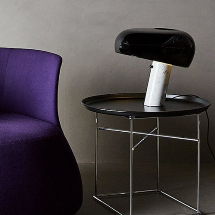 Stylische moderne Tischlampe mit schlankem Fuß