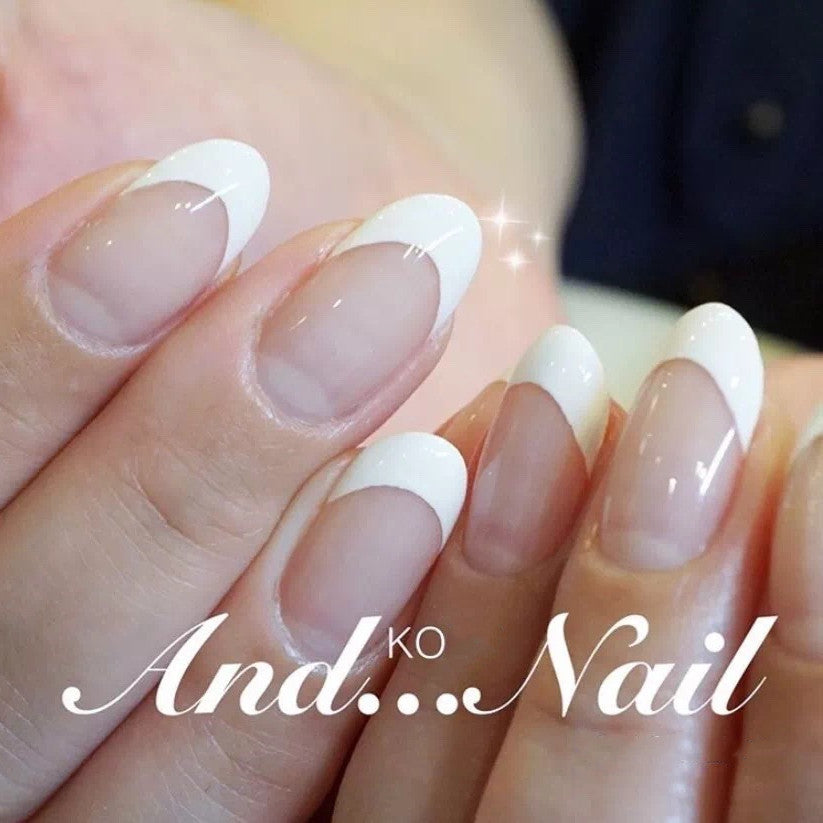 Hochwertige Kunstnägel im klassischen French Tip Design Karnz