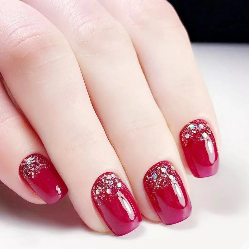 Glamouröse Kunstnägel mit Glitzerakzenten Karnz