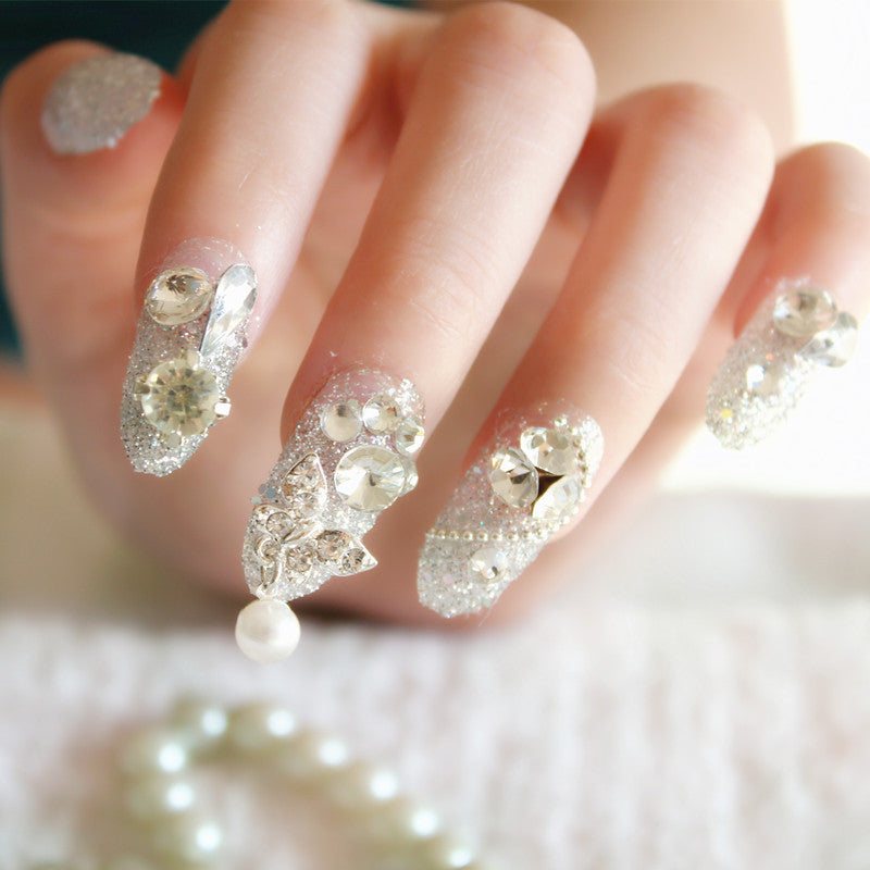Glamouröse mit Kristallen verzierte Press-On Nagelkunst