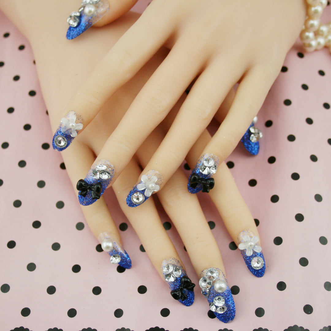 Glamouröse mit Strass verzierte Aufklebenägel