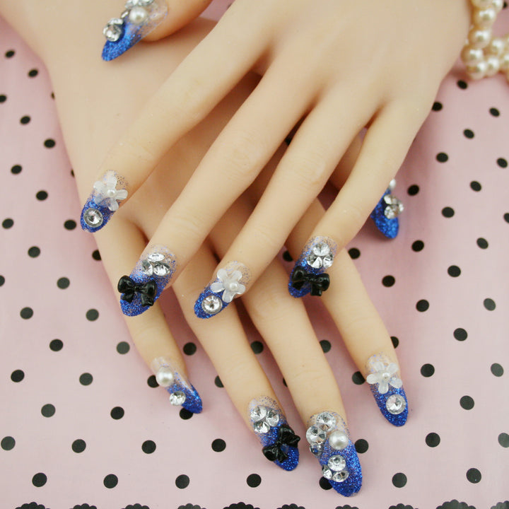 Glamouröse mit Strass verzierte Aufklebenägel