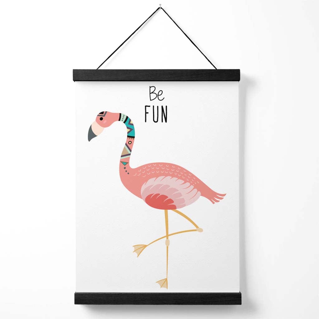 „Sei lustig“-Poster mit Flamingo-Stammeszitat und Aufhänger